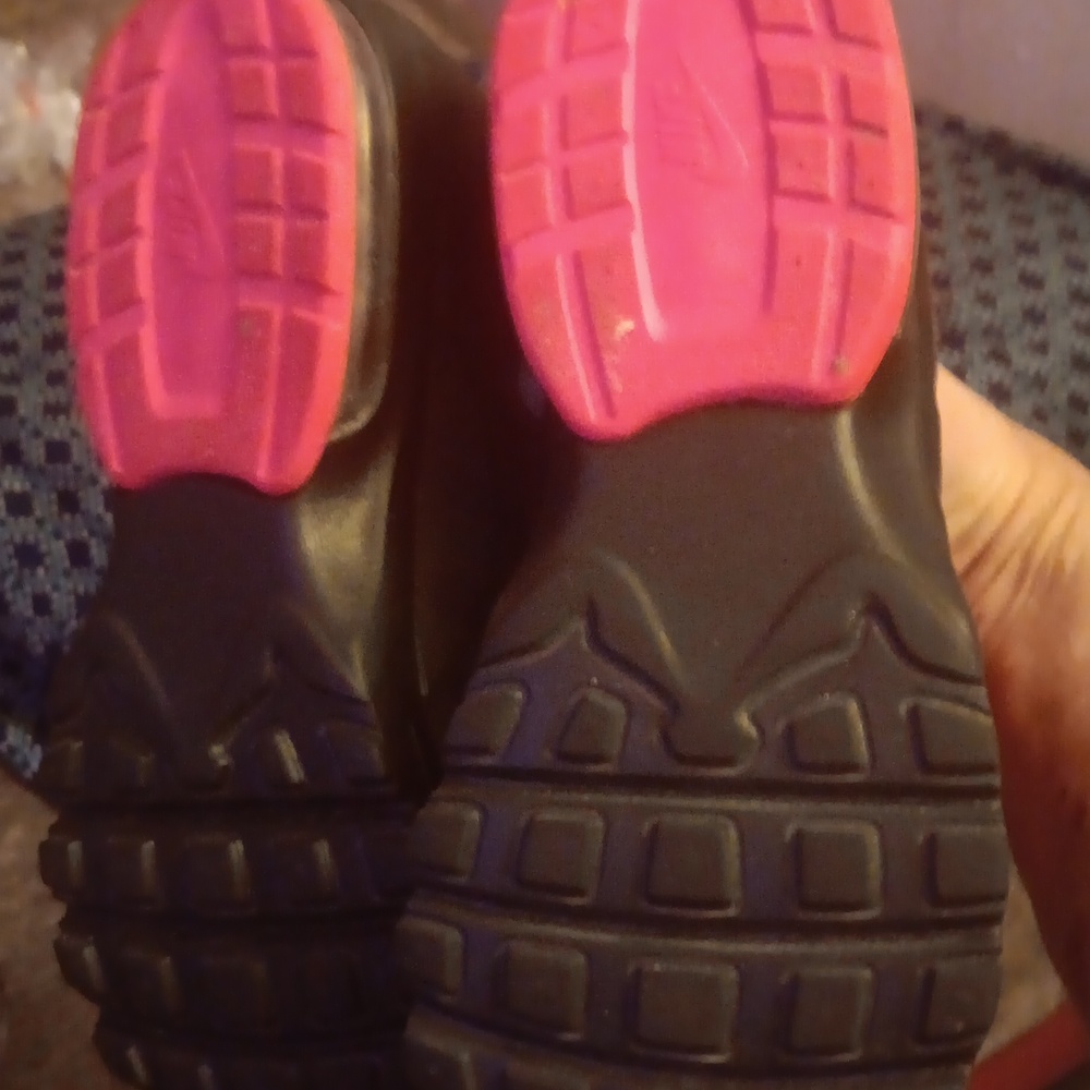 Nike Women’s Hot Pink and Black Low-Top Sneakers - Picture 4 of 4